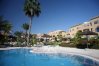 溢出LEPTOS的置业Limnaria花园在加藤帕福斯，塞浦路斯在高档公寓的游泳池和水疗